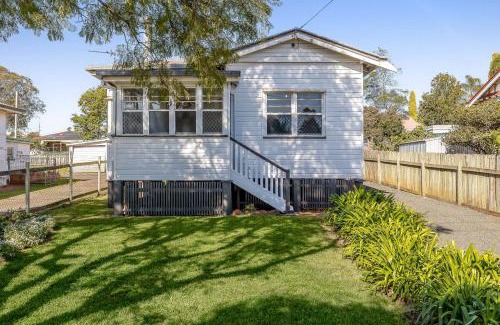 Newtown House | Cheerful, Cosy Cottage - Near Rose Garden!