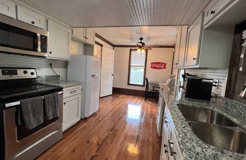Buena Vista Cottage | Cheerful Cottage adjacent to Buena Vista Square