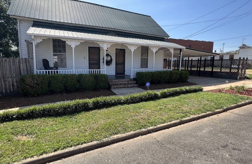 Buena Vista Cottage | Cheerful Cottage adjacent to Buena Vista Square