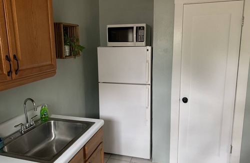 Parrot Cove Cottage | Cheerful Cottage Close to the Beach!