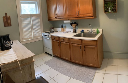 Parrot Cove Cottage | Cheerful Cottage Close to the Beach!