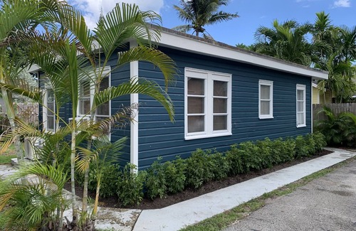 Parrot Cove Cottage | Cheerful Cottage Close to the Beach!