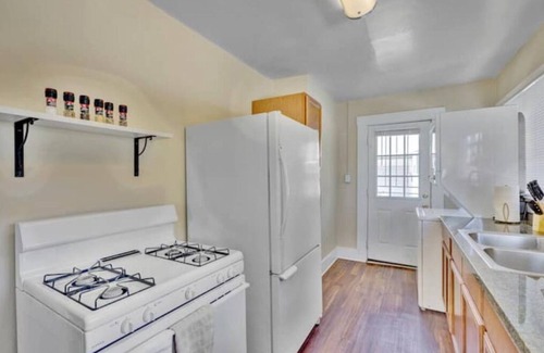 Eastside Cottage | Cheerful Cottage Close to Beach