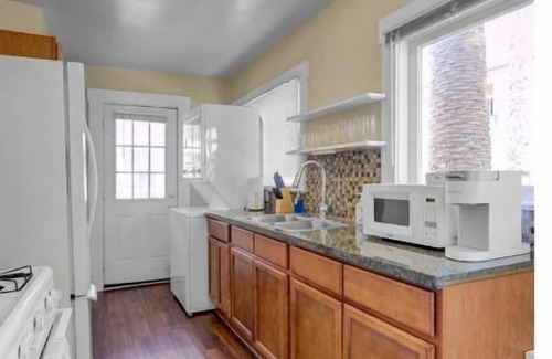 Eastside Cottage | Cheerful Cottage Close to Beach