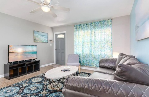 Sun Bay South House | Cheerful Cozy Cottage in South Tampa