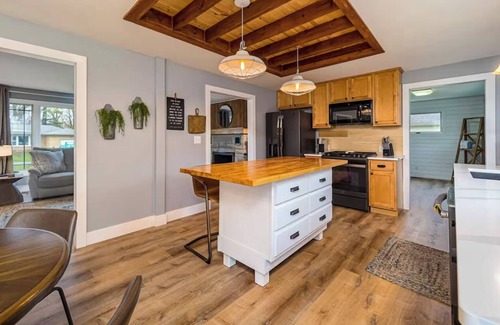 Greenwood House | Cheerful & cozy farmhouse 2 bedroom home