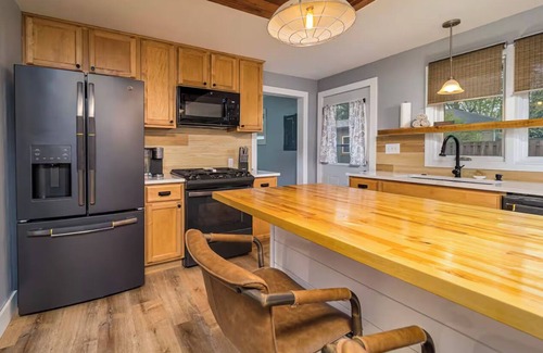 Greenwood House | Cheerful & cozy farmhouse 2 bedroom home