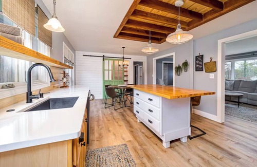 Greenwood House | Cheerful & cozy farmhouse 2 bedroom home