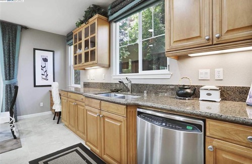 Tracy House | Cheerful Executive 4-bedroom residential home