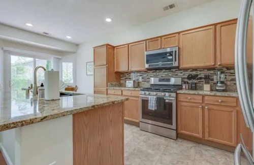 Sparks House | ☀Cheerful Family Getaway ~ Large & Sunny Backyard☀