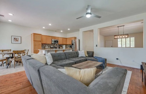 Sparks House | ☀Cheerful Family Getaway ~ Large & Sunny Backyard☀
