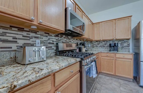 Sparks House | ☀Cheerful Family Getaway ~ Large & Sunny Backyard☀