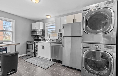 Bridgeview House | Cheerful Family Home 3 mins drive to UWindsor