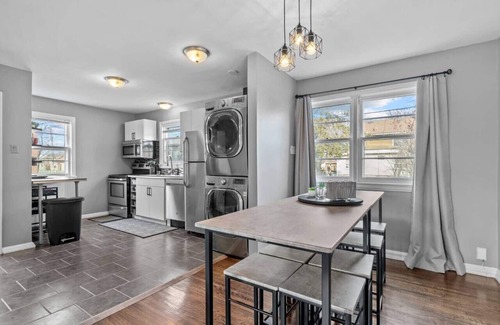 Bridgeview House | Cheerful Family Home 3 mins drive to UWindsor