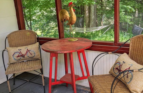 White Lake Cabin | Cheerful fish cabin 1 Bdr. Pool open from July 1 st , outdoor fireplace