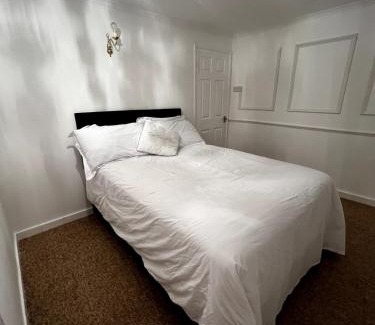 Besthorpe House | Cheerful Four Bedroom Cottage with Spacious Garden