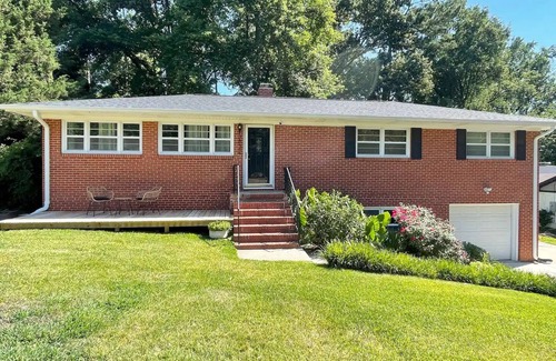 Southwest Raleigh House | Cheerful Four Bedroom Home, Close to Downtown Raleigh, Big Backyard!