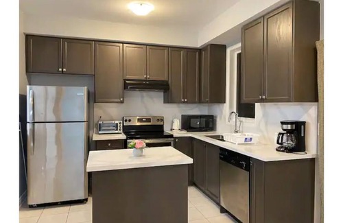 Brantford House | Cheerful home/Brantford college