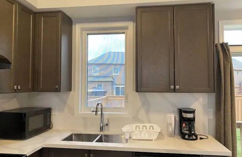 Brantford House | Cheerful home/Brantford college