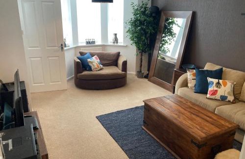 Kirkdale House | Cheerful Home FOR FOOTBALL, DOCKS AND CITY CENTRE