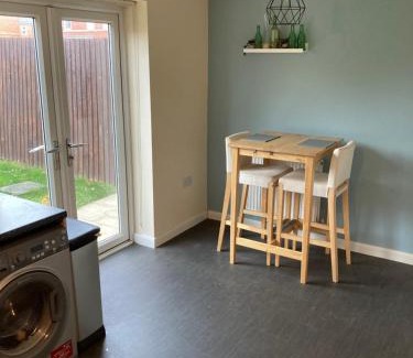 Kirkdale House | Cheerful Home FOR FOOTBALL, DOCKS AND CITY CENTRE