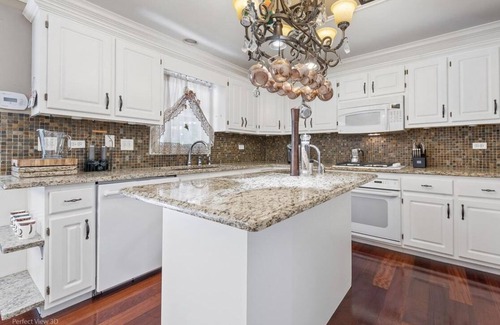 New Lenox House | Cheerful home. Heated pool, Hot tub.