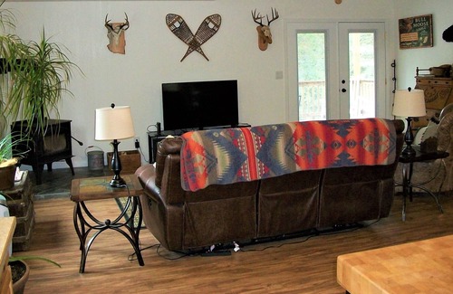 Colville House | Cheerful home in a beautiful, tranquil forest.