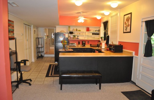 Historic Montford Apartment | Cheerful Home In Downtown Asheville Historic Neighborhood