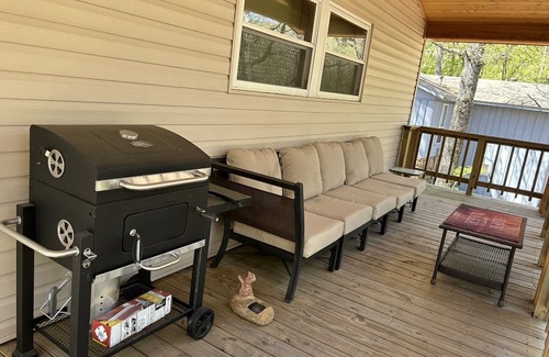 Fairfield Bay House | Cheerful home next to Fairfield Bay Marina with fire place