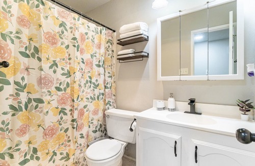 The Colony House | Cheerful Home- Pool, Backyard, 3 bdrm, Large fence
