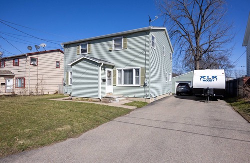Charlotte House | Cheerful home, Queen mattress, washer and dryer, 1.5 bathrooms, large backyard.