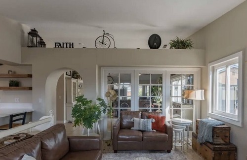 Hanford House | Cheerful home with pool