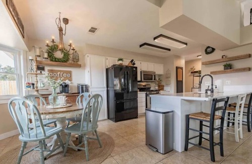 Hanford House | Cheerful home with pool