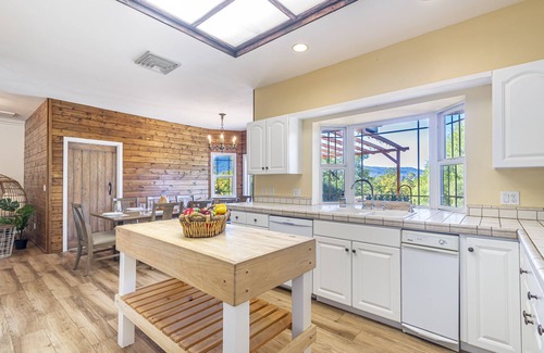 Oakhurst House | Cheerful Home with Spa near Yosemite & Bass Lake