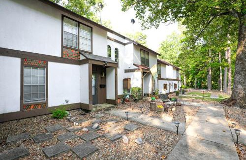 Hot Springs Village Apartment | Cheerful Hot Springs Village Condo