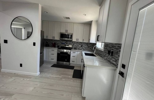 Clarkdale House | Cheerful house with EV, Parking & backyard