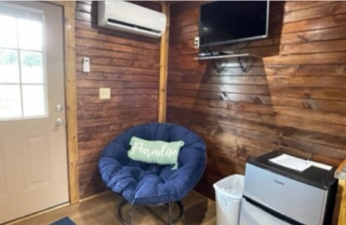 Hayesville House | Cheerful Lake Front Tiny Home