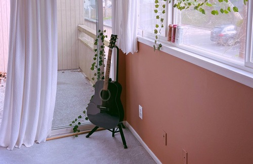 Tanasbourne House | Cheerful Lake Townhouse