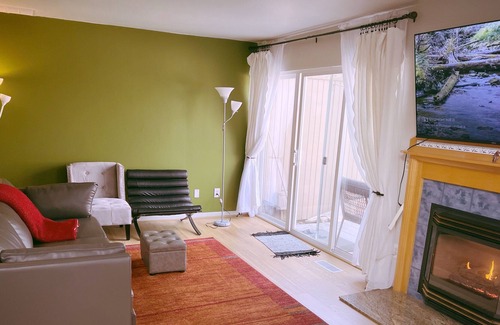 Tanasbourne House | Cheerful Lake Townhouse