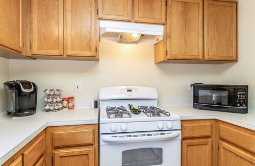 Holly House | Cheerful, Large yard, Central!