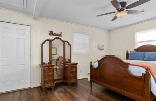 Lufkin House | Cheerful Little Ranch House with a Beautiful View