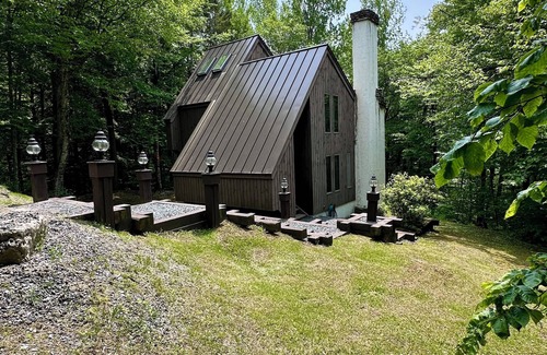 Plymouth Ski Chalet | Cheerful, mountain chalet w/sauna & new hot tub - amazing location!