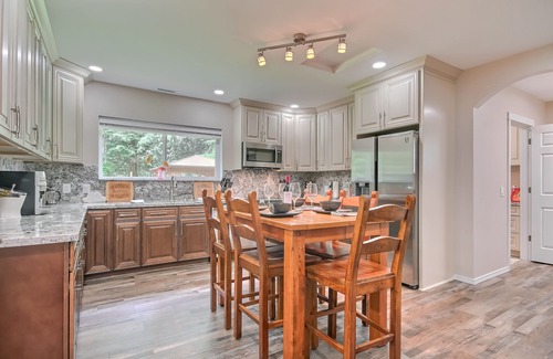 Tanner House | Cheerful Mt. Si Cottage with AC and Fireplace!