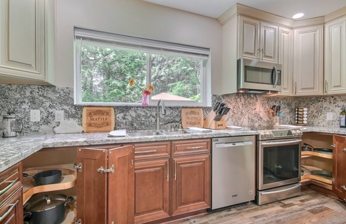 Tanner House | Cheerful Mt. Si Cottage with AC and Fireplace!