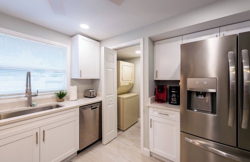 Ridge Wood Heights Apartment | Cheerful Nautical Home near Siesta Key