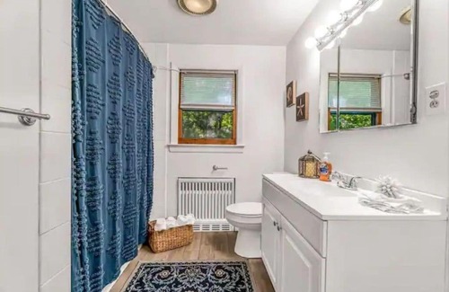 Hamden House | Cheerful New England home near Quinnipiac University