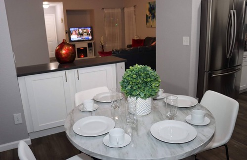 Aurora House | Cheerful, Newly furnished 3 bdrm home with indoor fireplace.