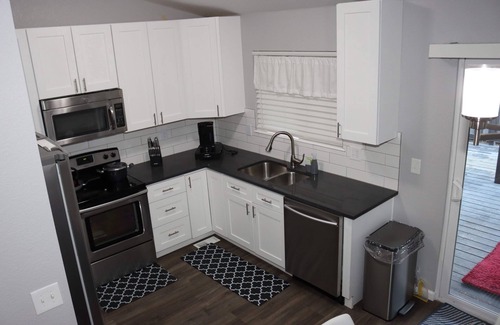 Aurora House | Cheerful, Newly furnished 3 bdrm home with indoor fireplace.