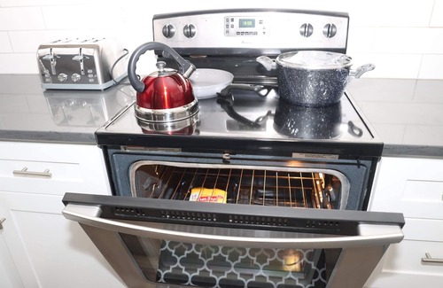 Aurora House | Cheerful, Newly furnished 3 bdrm home with indoor fireplace.