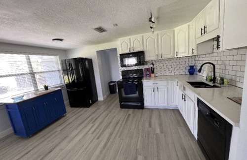 Riverview House | Cheerful Newly Renovated *HEATED* POOL/SPA 5min from Tampa